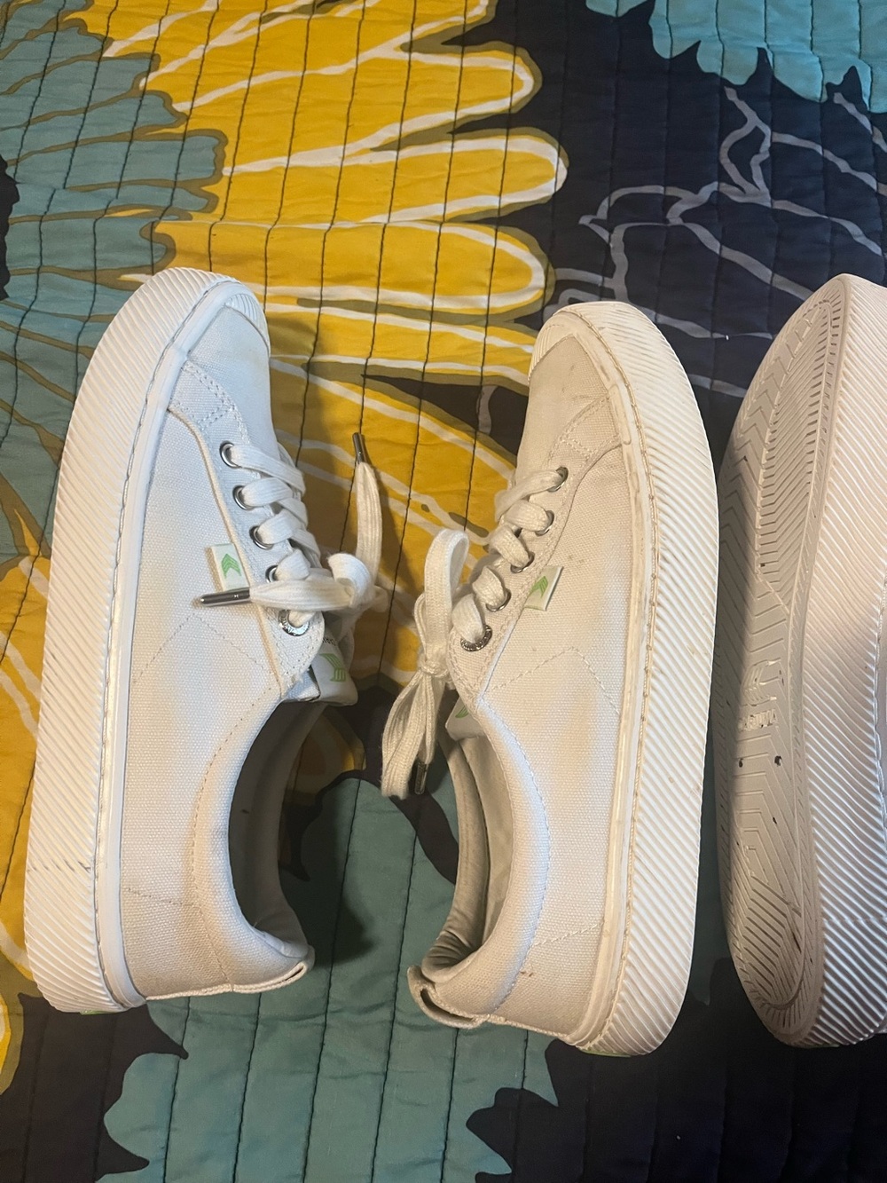 Women’s or Men Set of 2 Cariuma all  white sneakers- Size 8.5 lot of 2